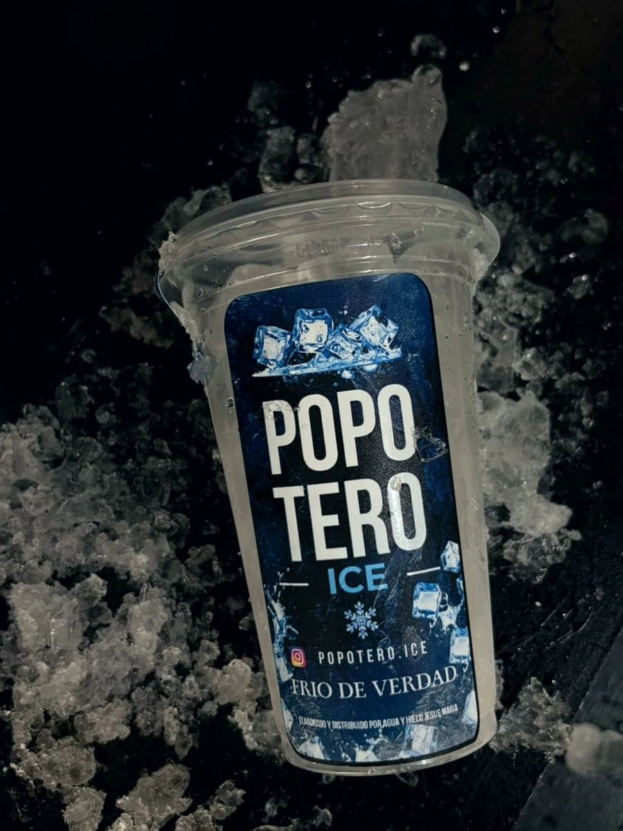 Rulos de hielo firmes hasta el final: nada de agua a mitad de vaso.
